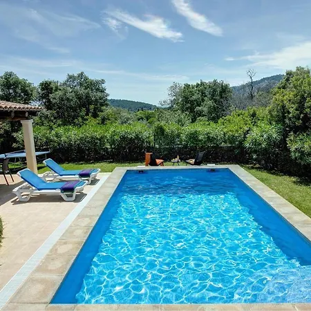Sleeps 4 Pool Air Con Wifi